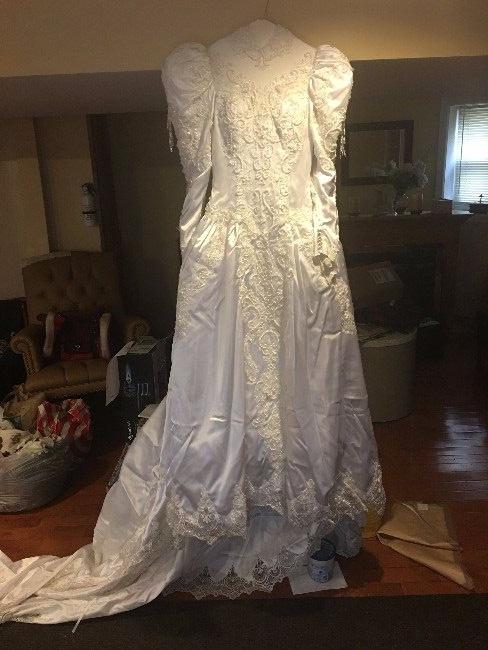 Size 12 wedding dress, 5&#039; tail