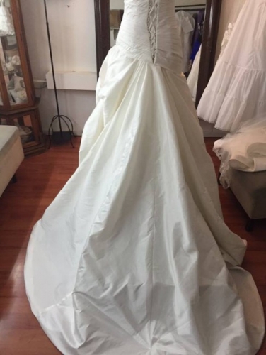 California : New with tags/Wedding dress : Sizes 10 - 12