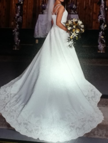 Beautiful wedding dress - size 12